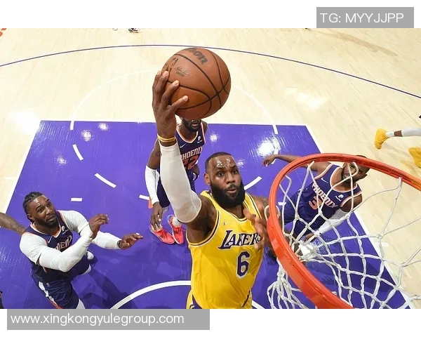 开拓者官方分享凯勒布乐福离开球馆时携篮球的温馨瞬间