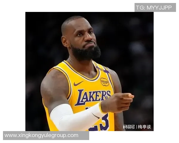 阿尔卡拉斯身穿詹姆斯23号紫金战袍在澳网训练致敬传奇运动员