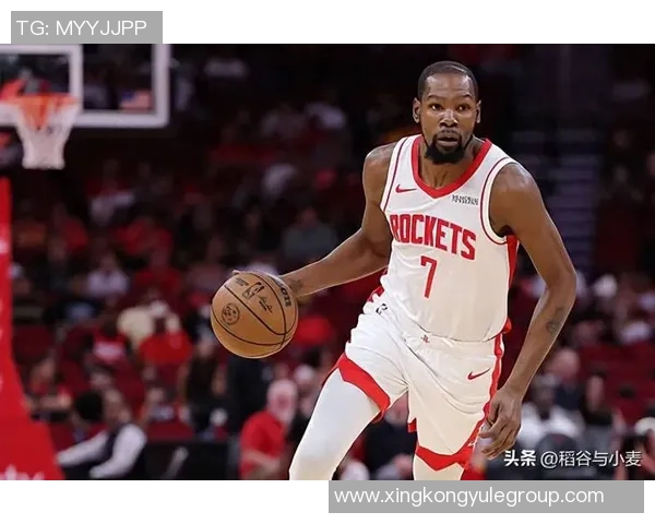 杜兰特场边轻松愉快与火箭助教艾维畅谈免战牌背后心态揭秘